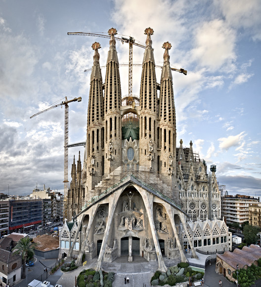 gaudi cathedral baselona.jpg